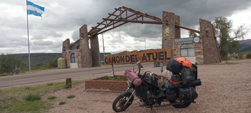 Tiene 73 años, cobra la jubilación mínima y recorre Argentina en moto: su aventura lo trajo a San Rafael