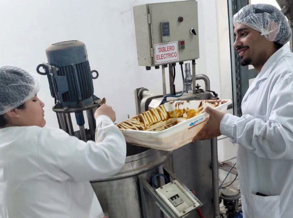 Jóvenes del Hogar Don Llanos aprendieron a elaborar mermeladas y jugos en la FCAI
