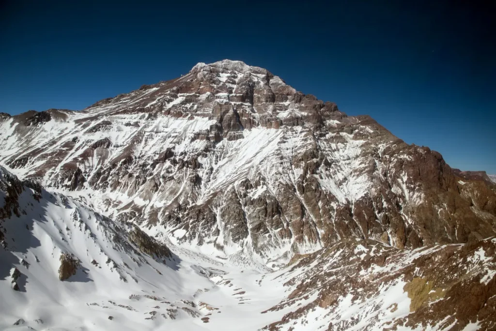 Aconcagua: dos empresas compiten por el millonario contrato de helicópteros