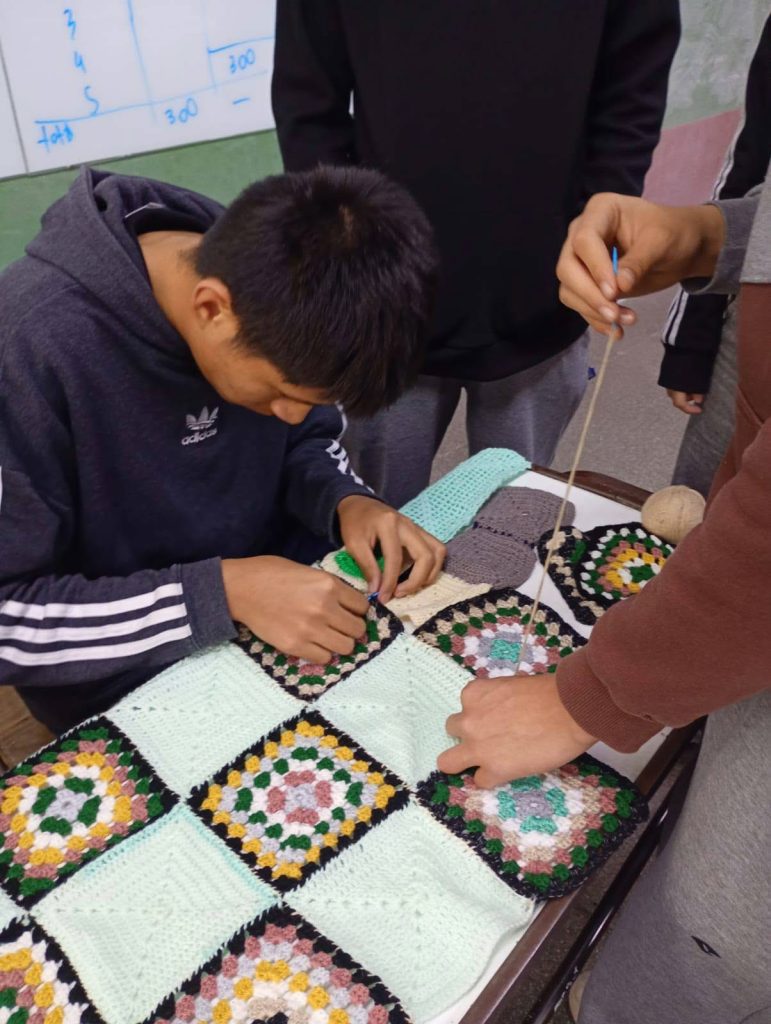 Cuadradito a cuadradito, estudiantes sanrafaelinos transforman donaciones en abrigo para los abuelos