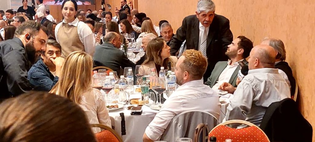 Papelón en el Almuerzo de las Fuerzas Vivas: funcionario quitó lugares a la prensa para sentar a su familia