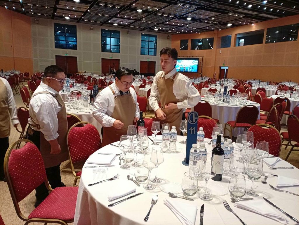 Estudiantes de APRID trabajaron en el almuerzo de las Fuerzas Vivas