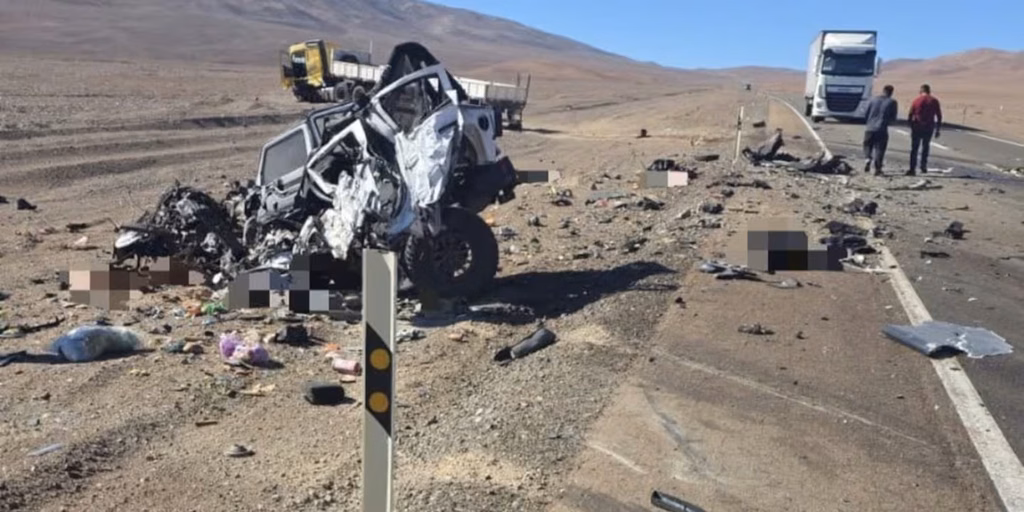 Así quedó el auto tras el brutal choque donde murieron 5 personas en una ruta de Chile