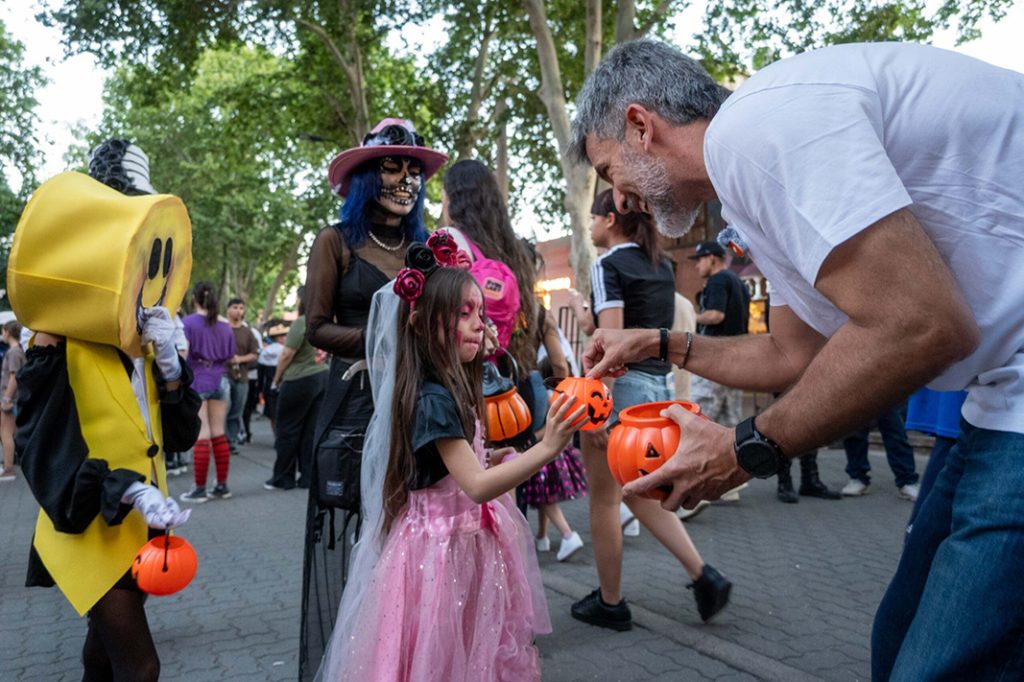 Halloween copó la Arístides: más de 20 mil personas y ventas millonarias entre disfraces y música