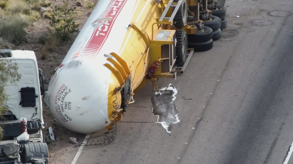 Por el riesgo de explosión: Ruta 144 permanecerá cortada por el vuelco de un camión cisterna con gas en la Cuesta de los Terneros