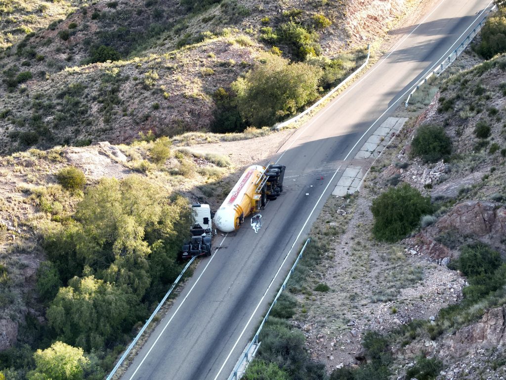 Ruta 144: Crescitelli estimó que el corte por el camión volcado con propano podría levantarse entre el mediodía y las 14