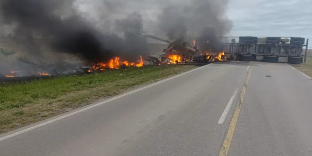 La Pampa: chocaron dos camiones, uno se incendió y ocurrió una tragedia