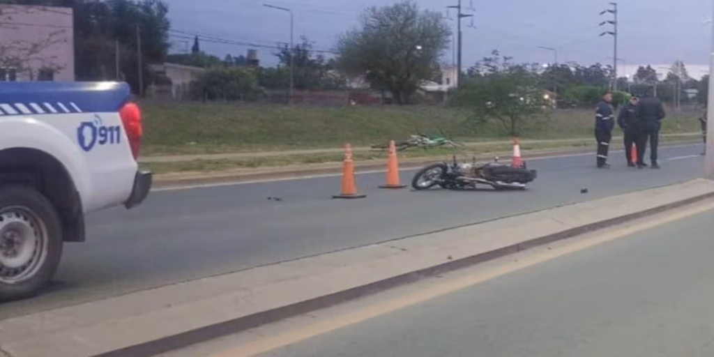 Otra tragedia sobre una ruta de Argentina: iban tres en una moto, cayeron al asfalto y murieron todos