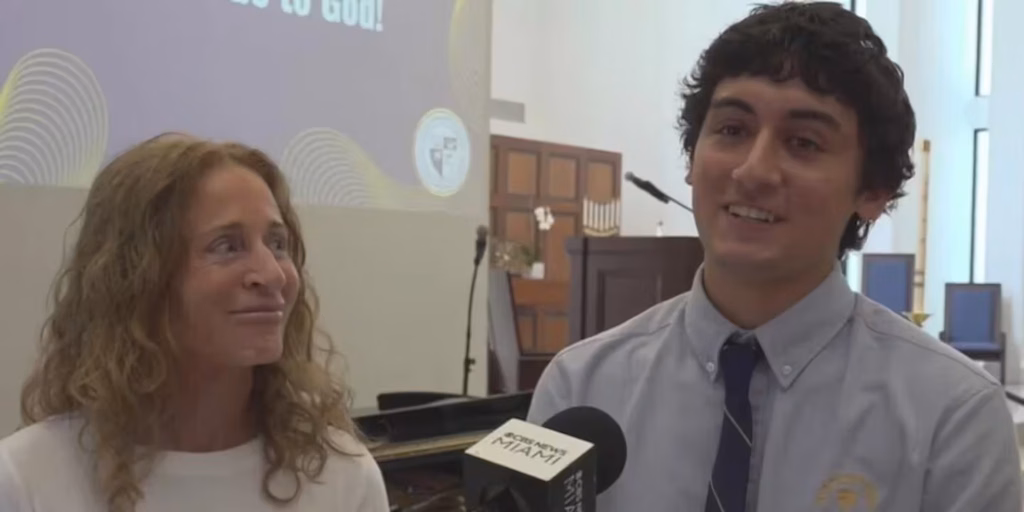 Una bombera le salvó la vida a los 2 años y se reencontró con ella a los 17 para su graduación: “Me inspiró a seguir sus pasos”