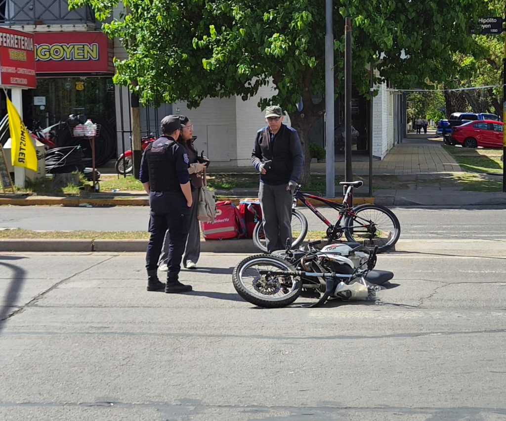 Una moto y una bicicleta chocaron en Hipólito Yrigoyen e Iselín
