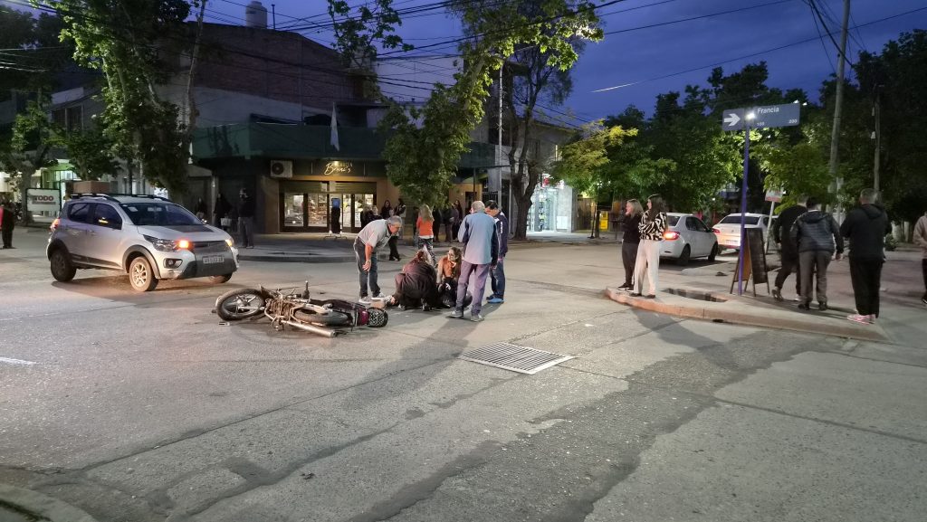 Ahora: una mujer resultó herida tras un choque entre un auto y una moto en Francia y Bernardo de Irigoyen