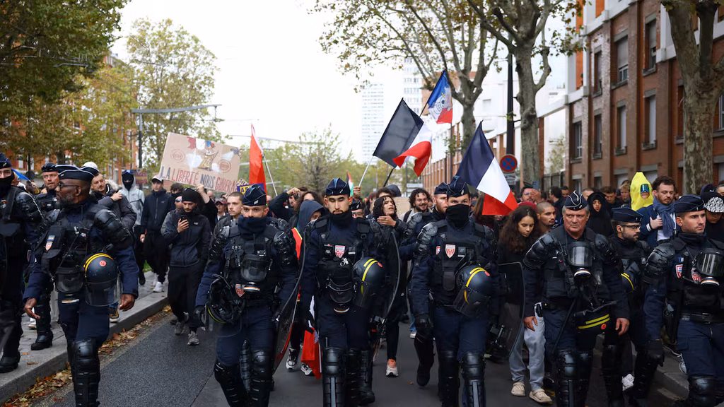 Nueva jornada de movilizaciones en Francia: detenciones, locales cerrados y calles tomadas en una París sitiada