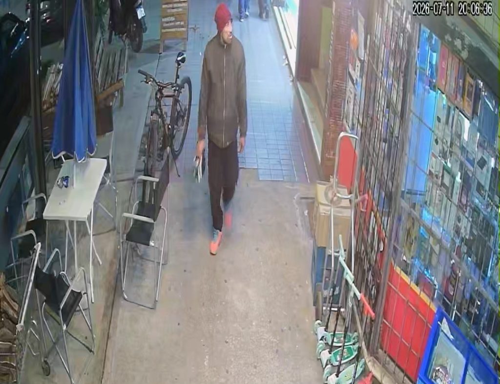 Robó una bicicleta frente a un kiosco, lo filmó una cámara y terminó detenido cuando intentaba ingresar a una obra