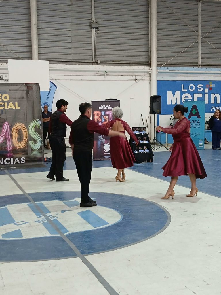 El ballet de adultos mayores de Volver Tango obtuvo el primer puesto en un torneo provincial