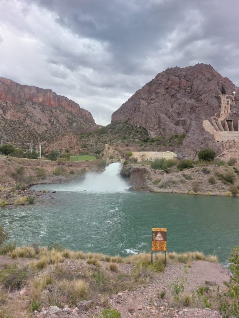 El “chorro” de Valle Grande volvió a sorprender a turistas y visitantes: por qué se produce la descarga de agua