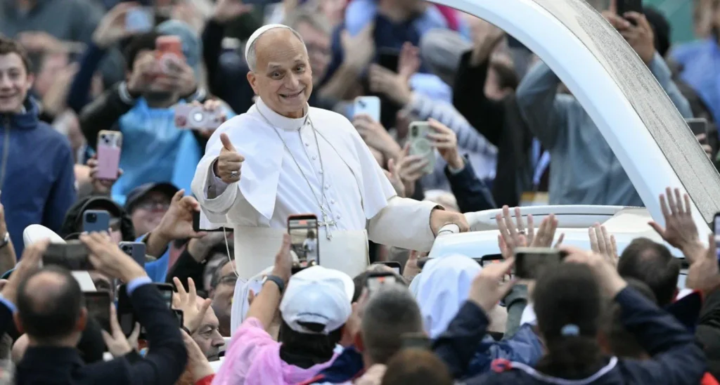 El papa León XIV dirigió la audiencia general en la plaza de San Pedro tras su operación de cáncer de pulmón