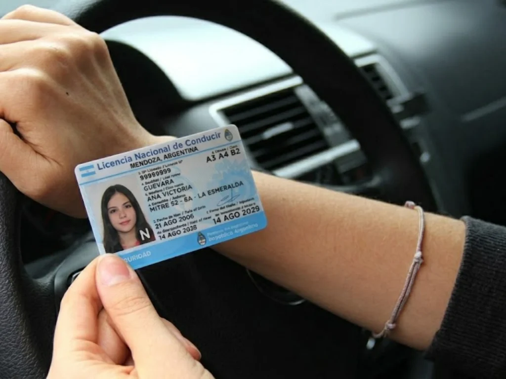 Licencia de conducir a los 17: avanza la ley, pero con condiciones y restricciones