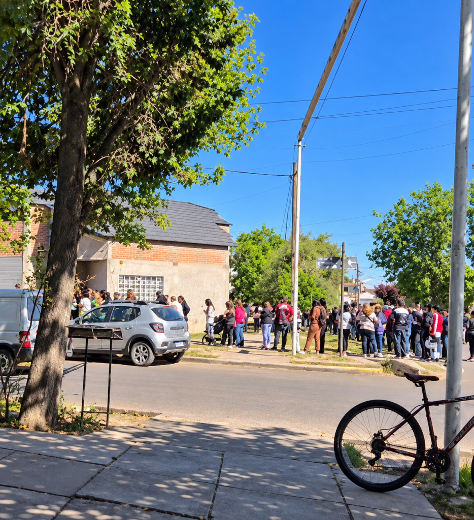 Postales de la economía: liquidación de zapatillas a $6.000 generó cuadras de fila en San Rafael